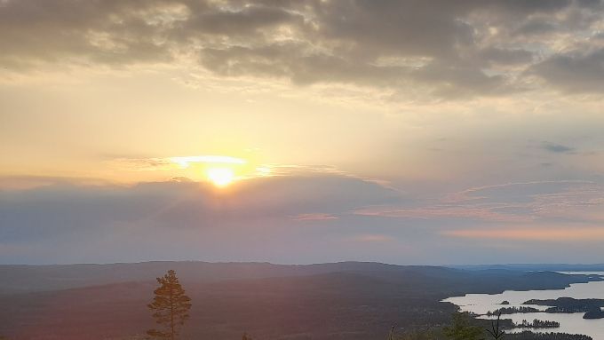 Utsikt från Grejsartoppen mot sjön Amungen.